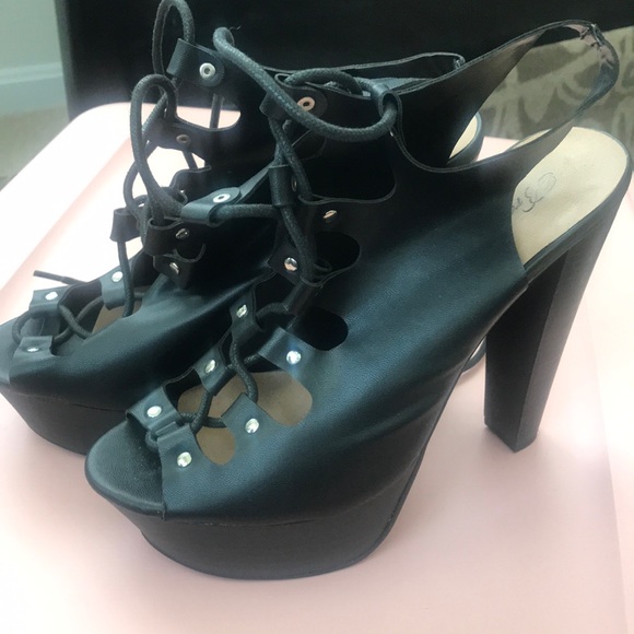 Black lace up heels - Picture 3 of 4